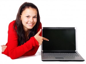 meisje bij computer